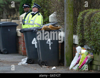 Le garde-corps de la police à l'entrée de la maison sur Crumpsall Lane, Crumpsall, Manchester, où le DC Stephen Oake a été assassiné lors d'un raid contre le terrorisme mardi. Un homme de 27 ans devait être accusé aujourd'hui devant le tribunal du meurtre de Stephen Oake, officier de la branche spéciale. L'homme, d'origine nord-africaine, est également accusé de quatre chefs d'accusation de tentative de meurtre sur quatre autres officiers qui ont été blessés au cours de l'incident. Il comparaissait devant le tribunal ce matin devant les magistrats de Bow Street siégeant au tribunal de Belmarsh, dans le sud-est de Londres. Det con Oake, de Poynton, Cheshire, est décédé lorsqu'il est allé à l'aide Banque D'Images