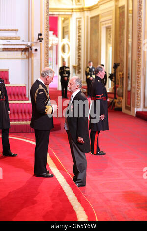 M. Nigel Rowe, de Staines upon Thames, est fait OBE par le Prince de Galles au Palais de Buckingham. APPUYEZ SUR ASSOCIATION photo. Date de la photo: Vendredi 7 juin 2013. Le crédit photo devrait se lire comme suit : Dominic Lipinski/PA Wire Banque D'Images