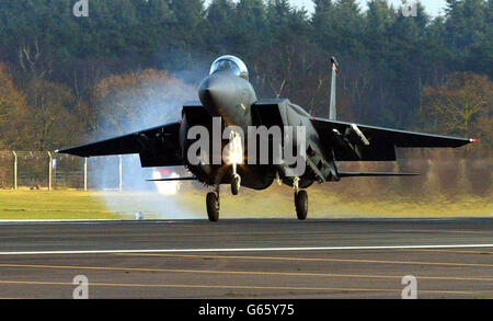 Le décollage de l'American F15 de RAF Lakenheath, Suffolk, pour participer à une mission d'entraînement avec les forces de l'OTAN en Espagne et Portgual alors que les craintes de guerre en Irak se sont multipliées. * dix F-15E Strike Eagle Fighter Bombers et six F-15C Eagle Fighters prendront part à l'exercice d'entraînement de deux semaines qui mettra également en vedette des chasseurs de la mer britannique ainsi que des avions portugais et espagnols. Banque D'Images