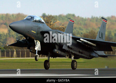 Le décollage de l'American F15 de RAF Lakenheath, Suffolk, pour participer à une mission d'entraînement avec les forces de l'OTAN en Espagne et Portgual alors que les craintes de guerre en Irak se sont multipliées. * dix F-15E Strike Eagle Fighter Bombers et six F-15C Eagle Fighters prendront part à l'exercice d'entraînement de deux semaines qui mettra également en vedette des chasseurs de la mer britannique ainsi que des avions portugais et espagnols. Banque D'Images