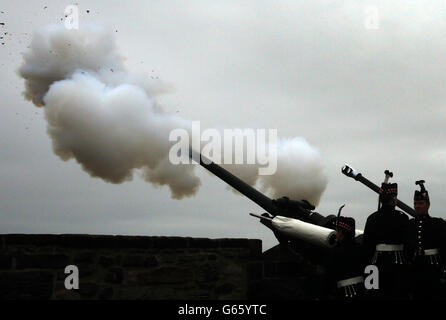 A 21 - Gun Royal Salute est tiré par le corps de formation des officiers des universités d'Édimbourg du château d'Édimbourg pour marquer l'anniversaire du duc d'Édimbourg en 92. Banque D'Images