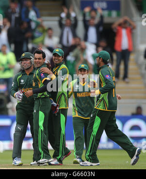 Le batteur pakistanais Muhammad Hafeez fête avec le gardien de rue Kamran Akmal après avoir piégé le batteur d'ouverture d'Afrique du Sud Colin Ingram LBW, lors du match du Trophée des champions de l'ICC à Edgbaston, Birmingham. Banque D'Images