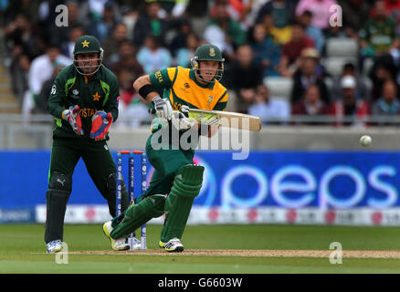 L'Afrique du Sud ouvre le batteur Colin Ingram scores tourne des montres par le gardien de rue pakistanais Kamran Akmal , pendant le match du Trophée des champions de l'ICC à Edgbaston, Birmingham. Banque D'Images