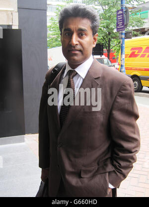 Le Dr Raj Mattu arrive à un tribunal de l'emploi à Birmingham. Le Dr Mattu, qui a été suspendu de son poste pendant plus de cinq ans, affirme avoir été injustement congédié par les hôpitaux universitaires de Coventry et de Warwickshire NHS Trust en 2010. Banque D'Images