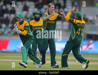 Chris Morris, le batteur d'Afrique du Sud, célèbre la prise du cricket du batteur pakistanais Muhammad Hafeez lors du match du Trophée des champions de l'ICC à Edgbaston, Birmingham. Banque D'Images