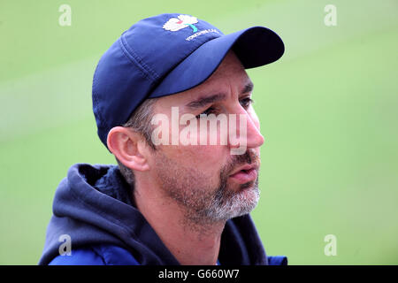 Cricket - LV County Championship - Division One - Day One - Warwickshire / Yorkshire - Edgbaston. Jason Gillespie, entraîneur de la première équipe du Yorkshire Banque D'Images