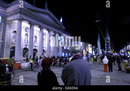 Les gens regardent l'une des parties ultimes de Dublin 4.5 millions d'euros, le monument de la flèche étant abaissé en position, par une grue de mille tonnes, à l'extérieur du bureau de poste général sur O'Connell Street. * les ingénieurs espèrent terminer la construction beaucoup retardée dans les heures tôt de demain matin. Banque D'Images