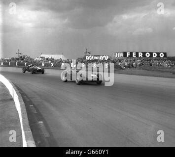 La voiture Aston Martin 2.5ltr développée pour les courses Grand Prix, conduite par Roy Salvadori à Silverstone dans le Northamptonshire. Banque D'Images