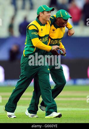 Colin Ingram (à gauche) en Afrique du Sud et Aaron Phangiso lors du match du Trophée des champions de la CPI à Edgbaston, Birmingham. Banque D'Images