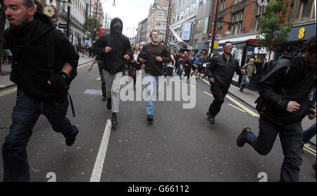 Des manifestants se sont affrontent contre la police à Golden Square, à Londres. Banque D'Images