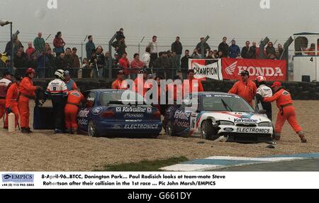 8-avril-96. BTCC, Donington Park. Paul Radisich regarde le coéquipier Steve Robertson après leur collision dans la 1ère course Banque D'Images