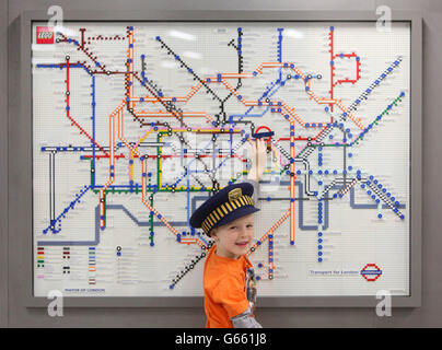 James Apps, six ans, regarde la carte du futur 2020 tube, entièrement réalisée à partir de LEGO Bricks, à la gare King's Cross de Londres pour célébrer les 150 ans du métro de Londres. Banque D'Images