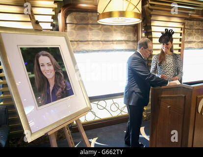 Alan Buckelew, président et chef de la direction de Princess Cruises, et la duchesse de Cambridge, regarde une image prise d'elle-même par le photographe Getty Chris Jackson lors d'une visite du navire Princess Cruises après sa cérémonie de désignation à Ocean terminal, Southampton. Banque D'Images