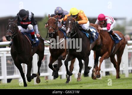 Pleasure Bent (jaune, à droite), monté par Kieren Fallon, rentre à la maison pour gagner le handicap de confiance à l'extérieur à Newbury Racecourse, Berkshire. Banque D'Images