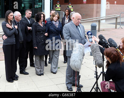 Paul Bone, père de PC Fiona Bone, lit une déclaration devant la Cour de justice de Preston après que Dale Cregan ait appris aujourd'hui qu'il mourrait en prison pour les meurtres de la policewomen Nicola Hughes, 23 ans, et de Fiona Bone, 32 ans, et d'un père et fils David Short, 46 ans, et Mark, 23 ans. Banque D'Images