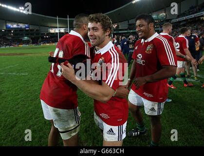 Simon Zebo (à gauche), Leigh Halfpenny et Mako Vunipola (à droite) des Lions britanniques et irlandais célèbrent la victoire après le match Banque D'Images