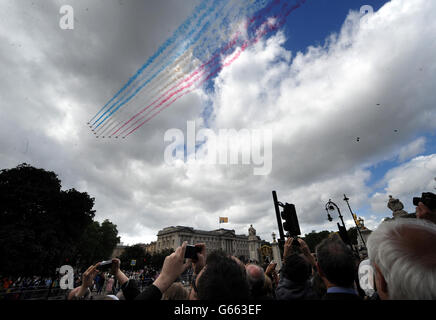 Les flèches rouges survolent tandis que la famille royale se réunit sur le balcon de Buckingham Palace, à Londres, pour observer un vol d'avions militaires à la suite de Trooping the Color. Banque D'Images