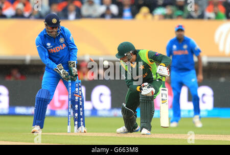 Cricket - Trophée des champions de l'ICC - Groupe B - Inde / Pakistan - Edgbaston.Misbah ul Haq, le Pakistan, est un ardu de Ravindrasinh Jadeja, en Inde Banque D'Images