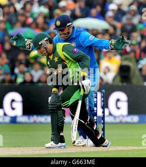 Le capitaine indien Mahendra Dhoni célèbre la Misbah-ul-Haq du Pakistan, sous la houle de Ravindra Jadeja en 22, lors du match du Trophée des champions de la CCI à Edgbaston, Birmingham. Banque D'Images