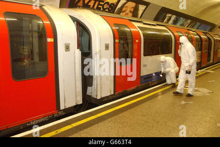 Des ingénieurs inspectent un train endommagé à la station de métro Chancery Lane, dans le centre de Londres, après son dérapage.L'incident continue de causer des perturbations généralisées à la Central Line.* 21/02/2003: London Underground a publié le vendredi 21 février 2003 un rapport intérimaire sur le déraillement du tube du mois dernier qui a conduit à la fermeture de la ligne centrale.Le 25 janvier, plus de 30 personnes ont été blessées dans l'accident de la chancellerie Lane, dans le centre de Londres, ce qui a entraîné le dérapage des quatre dernières voitures du train à huit wagons.Le rapport de la LU fait suite à un rapport provisoire de la Santé et sécurité Banque D'Images