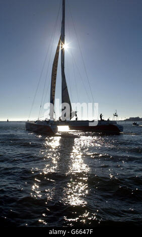 Le Kingfisher 2 d'Ellen MacArthur quitte Lorient, dans l'ouest de la France, pour tenter de participer au défi Jules Verne. Ils espèrent faire le tour du monde en 64 jours, huit heures et 34 minutes de leur maxi catamaran de 110 pieds pour briser le record actuel du français Bruno Peyron. Banque D'Images