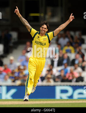 Le Mitchell Johnson d'Australie célèbre la prise du cricket de Lahiru Thirimanne au Sri Lanka (non représenté) lors du match du Trophée des champions de la CCI au Kia Oval, Londres. Banque D'Images