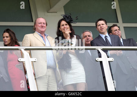 Courses hippiques - pas sur notre Watch Raceday - Sandown Park Racecourse. Les Racegoers regardent l'action depuis le balcon Banque D'Images