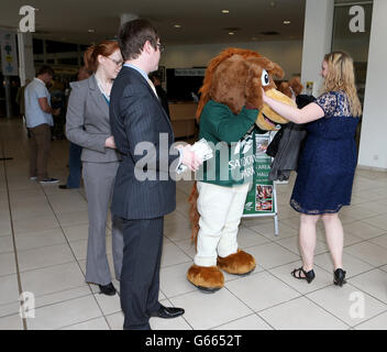 Courses hippiques - pas sur notre Watch Raceday - Sandown Park Racecourse. La mascotte de l'hippodrome Sparkie Sandown accueille les coureurs Banque D'Images