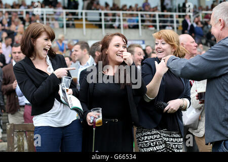 Courses hippiques - pas sur notre Watch Raceday - Sandown Park Racecourse. Les Racegoers apprécient leur journée à l'hippodrome de Sandown Park Banque D'Images