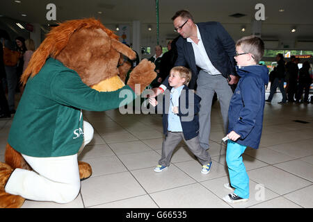 Courses hippiques - pas sur notre Watch Raceday - Sandown Park Racecourse. La mascotte de l'hippodrome Sparkie Sandown accueille les coureurs Banque D'Images