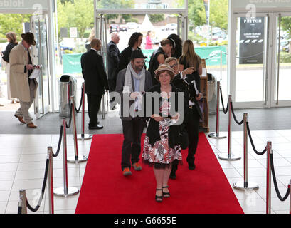 Les courses de chevaux - Not On Our Watch Raceday - Hippodrome Sandown Park Banque D'Images