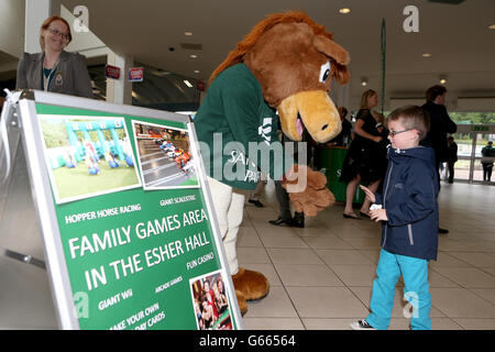 Courses hippiques - pas sur notre Watch Raceday - Sandown Park Racecourse. La mascotte de l'hippodrome Sparkie Sandown accueille les coureurs Banque D'Images