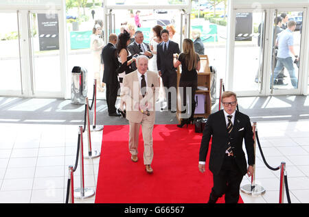 Jerry Weintraub, producteur américain de films, arrive pour l'événement caritatif The Not on our Watch à l'hippodrome de Sandown Park Banque D'Images