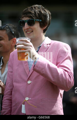 Courses hippiques - pas sur notre Watch Raceday - Sandown Park Racecourse. Les Racegoers apprécient un verre pendant la journée Banque D'Images