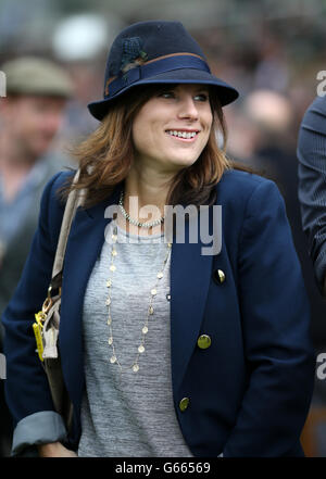 Courses hippiques - pas sur notre Watch Raceday - Sandown Park Racecourse. Les Racegoers apprécient leur journée à l'hippodrome de Sandown Park Banque D'Images