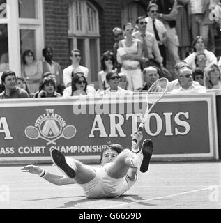 L'américain Jimmy Connors s'aplatira aujourd'hui lors de sa victoire de 7-6, 1-6, 9-7 sur son compatriote Tim Mayotta dans les quarts de finale du tournoi de tennis Stella Artois au Queen's Club, Londres Banque D'Images