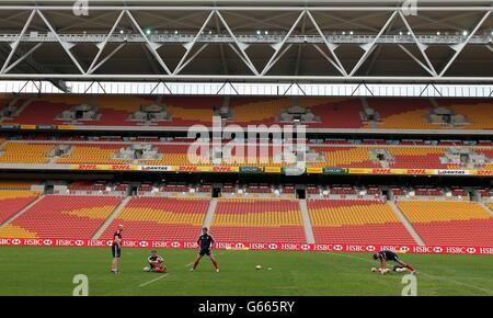 Owen Farrell, Stuart Hogg et Jonathan Sexton se réchauffent avant la séance d'entraînement au Suncorp Stadium, Brisbane, en Australie. Banque D'Images