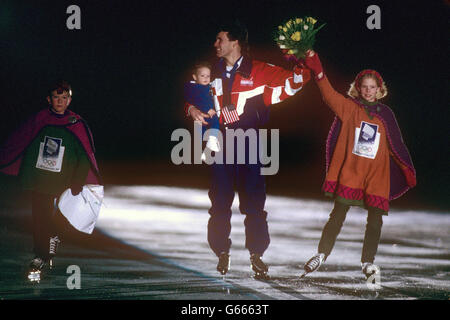 Jeux olympiques d'hiver 1994 - Lillehammer 94 - Patinage de vitesse - 1000m pour hommes.Le Daniel Jansen des États-Unis célèbre sa victoire dans l'épreuve de patinage de vitesse. Banque D'Images