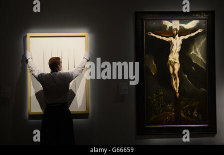 Christ on the Cross by El Greco est présenté aujourd'hui à Sotheby's à Londres dans le cadre de la saison des ventes d'été et espère pouvoir récupérer &Acirc;&Pound;3 - &Acirc;&Pound;5 millions lorsqu'il est vendu entre aujourd'hui et juillet. Les ventes de travaux d'une valeur totale d'environ 100 millions de livres et d'Acirc proviennent de mille ans d'art occidental Banque D'Images