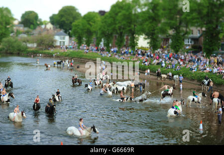 LES ÉDITEURS NOTENT QU'UN OBJECTIF À INCLINAISON ET À DÉCALAGE A ÉTÉ UTILISÉ SUR CETTE IMAGE. Les foules se rassemblent pour observer le lavage des chevaux dans l'Eden de la rivière le deuxième jour de la foire équestre Appleby, le rassemblement annuel des gitans et des voyageurs à Appleby, Cumbria. Banque D'Images