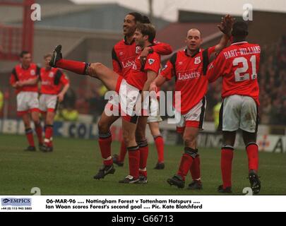 Nottingham Forest v Tottenham Hotspur Ian Woan célèbre la deuxième forêt objectif Banque D'Images