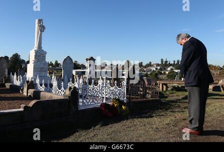 Andy Irvine, directeur de tournée des Lions britanniques et irlandais, rend hommage lors d'une visite à la tombe du capitaine des Lions 1888 Robert Seddon au cimetière de Campbells Hill, près de Newcastle, en Australie. Banque D'Images