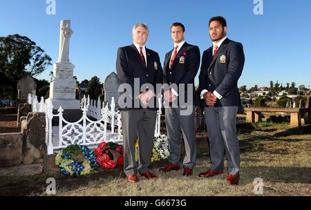 (De gauche à droite) Andy Irvine, le responsable du tour des Lions britanniques et irlandais, le capitaine Sam Warburton et Manu Tuilagi rendent hommage lors d'une visite à la tombe du capitaine des Lions 1888 Robert Seddon au cimetière de Campbells Hill près de Newcastle en Australie. Banque D'Images