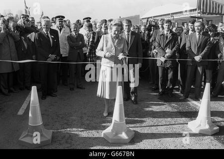 Transports - Mme Thatcher ouvre l'autoroute M25 Banque D'Images