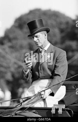 Le duc d'Édimbourg participe au Grand Prix international Knight, Frank & Rutley au Royal Windsor Horse Show, où il est classé deuxième. Banque D'Images
