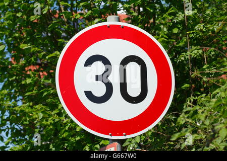 Panneau de signalisation, vitesse limitée à 30 km/h, Passau, Bavière, Allemagne Banque D'Images