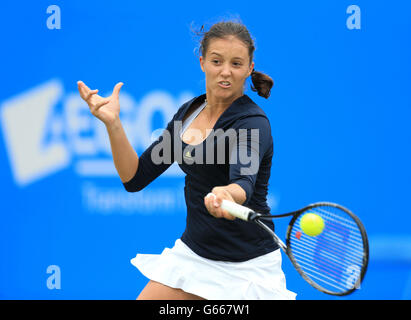 Laura Robson en Grande-Bretagne en action dans le double match avec Lisa Raymond contre Cara Black et Marina Erakovic pendant la classique AEGON au Prieuré Edgbaston, Birmingham. Banque D'Images