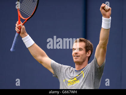 Andy Murray, de la Grande-Bretagne, réagit lors d'une séance d'entraînement le deuxième jour des Championnats AEGON au Queen's Club de Londres. Banque D'Images