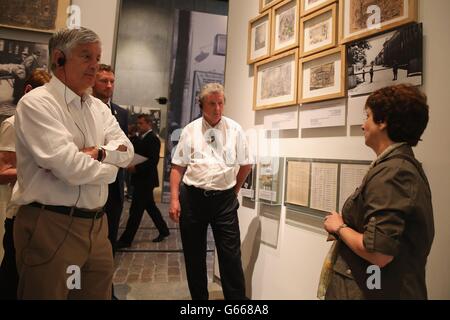 David Bernstein, président du FA (à gauche), et Roy Hodgson, directeur de l'Angleterre (au centre) lors d'une visite à Yad Vashem, à Jérusalem. Banque D'Images