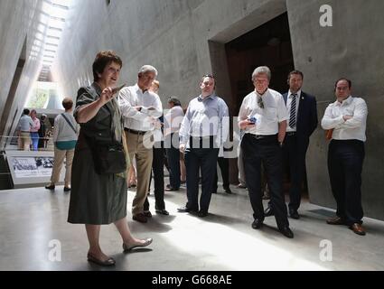 Soccer - visite du président du FA, David Bernstein, à Yad Vashem.David Bernstein, président du FA (deuxième à gauche), et Roy Hodgson, directeur de l'Angleterre (troisième à droite) lors d'une visite à Yad Vashem, à Jérusalem. Banque D'Images